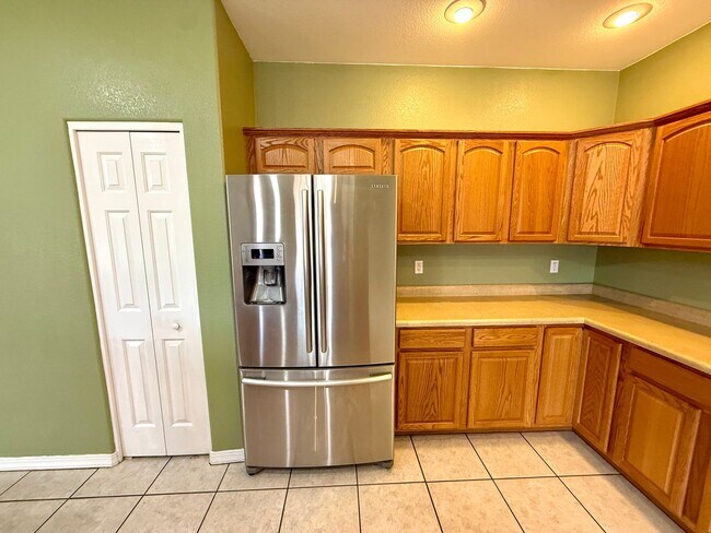 Building Photo - 2116 Roy Rogers Way