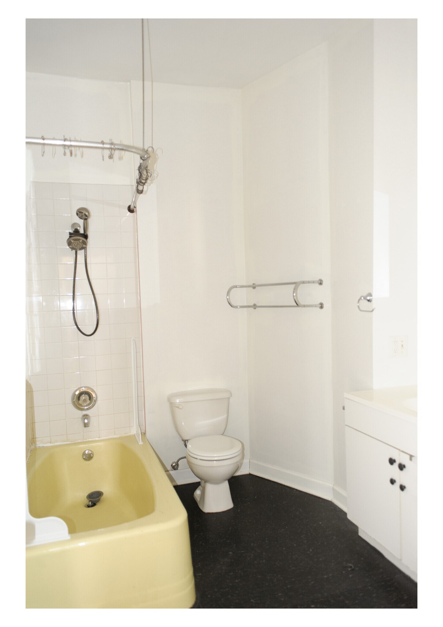 bathroom - 1501 W 18th St