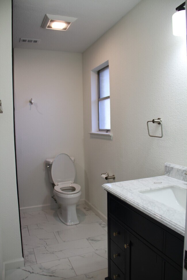 Building Photo - 608 Oak Dr