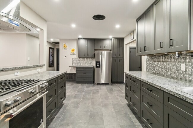 Building Photo - 634 Flatrock Dr