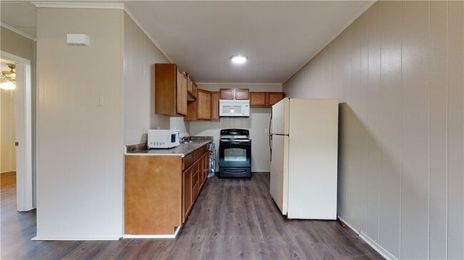 Building Photo - 204 Lynn Dr