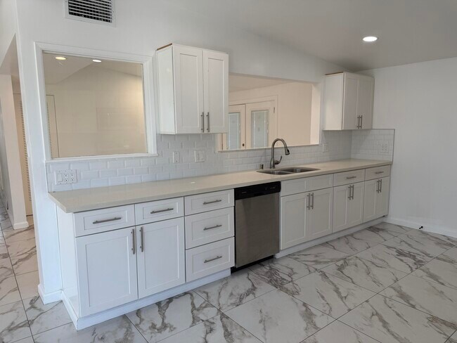 Building Photo - 12811 Catalpa Ave