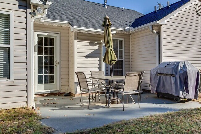 Building Photo - The perfect 3 bed, 2 bath home located in ...