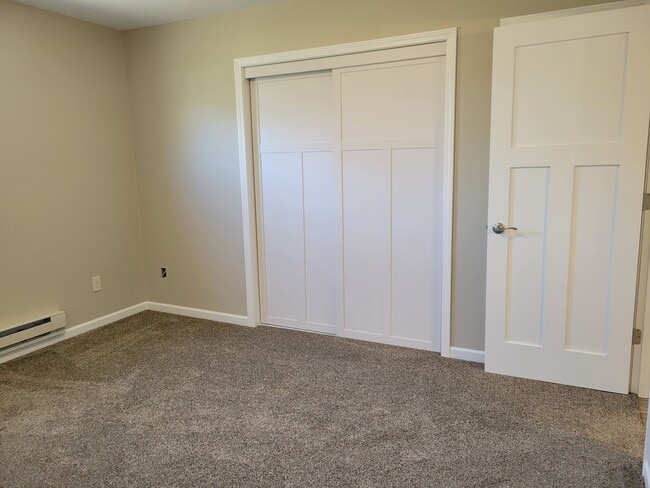 Building Photo - 1 Bedroom Triplex Unit