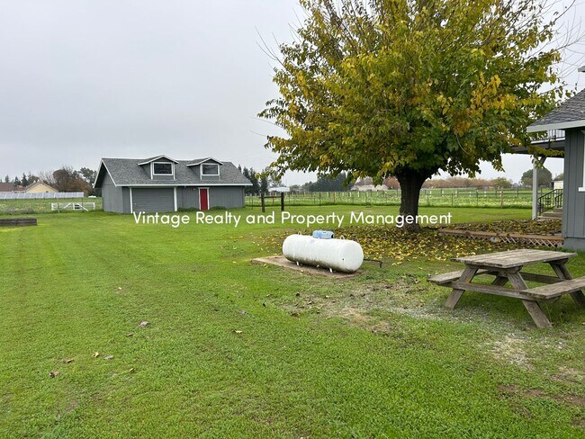 Building Photo - Available Soon!! Extra Big 5 Bedroom Country Home That You Have To See!!!