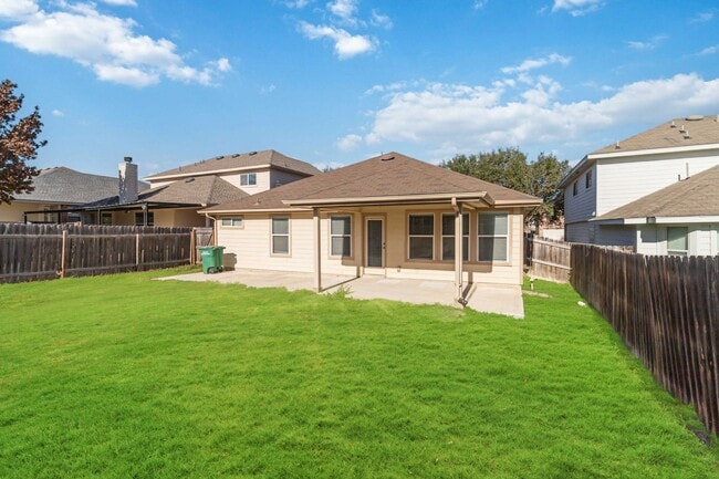 Building Photo - Gorgeous 3 bedroom, 2 bath home with a study near the Forum & Randolph AFB!