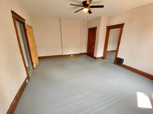 Building Photo - Spacious 5 bed/2 bath on Victor Mins. from...