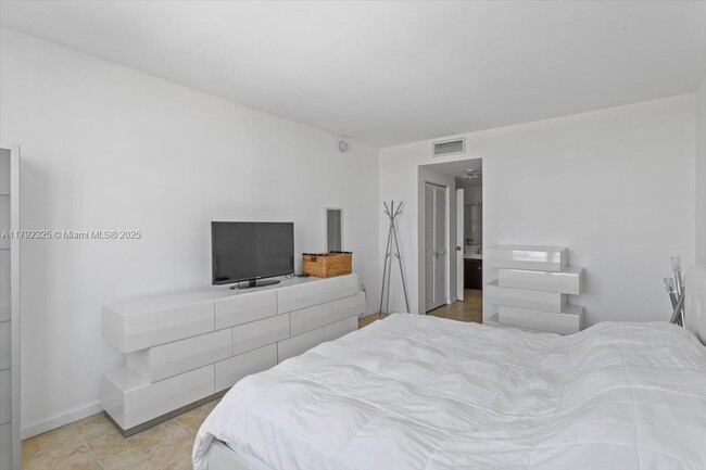 Building Photo - 500 Bayview Dr
