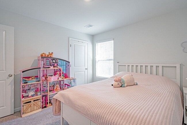 Building Photo - Spacious 4 bed, 2.5 bath Home with Neighbo...