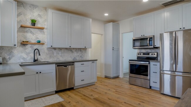 Building Photo - FURNISHED MONTH TO MONTH with 20x30 Storage!