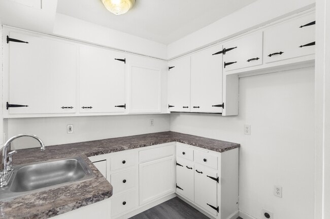 Building Photo - 368 Erskine Ave