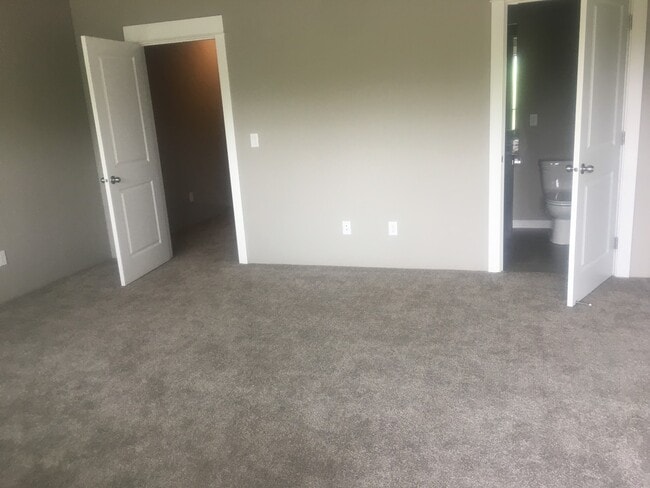 Building Photo - Beautiful Townhome in East Medford