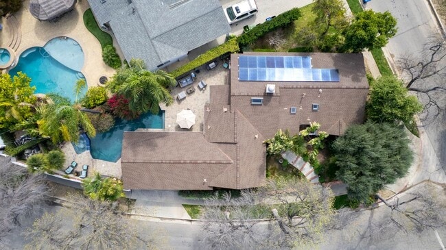 Building Photo - 4571 Canoga Dr