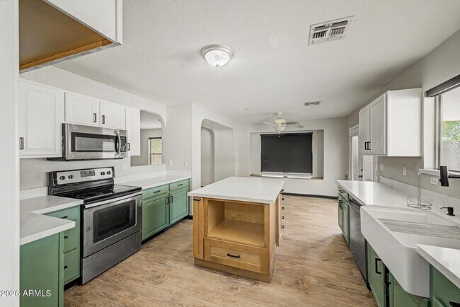Building Photo - 16550 N Naegel Dr