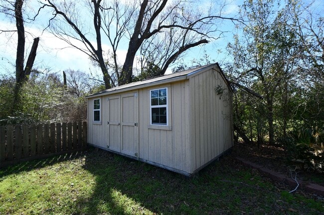 Building Photo - 15711 Pine Mountain Dr