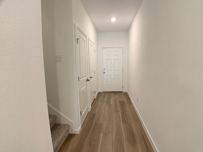 Building Photo - 697 Holly Lks Dr