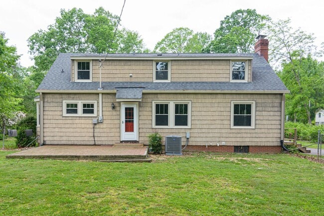 Building Photo - Charming Three-Bedroom Home East of Asheville