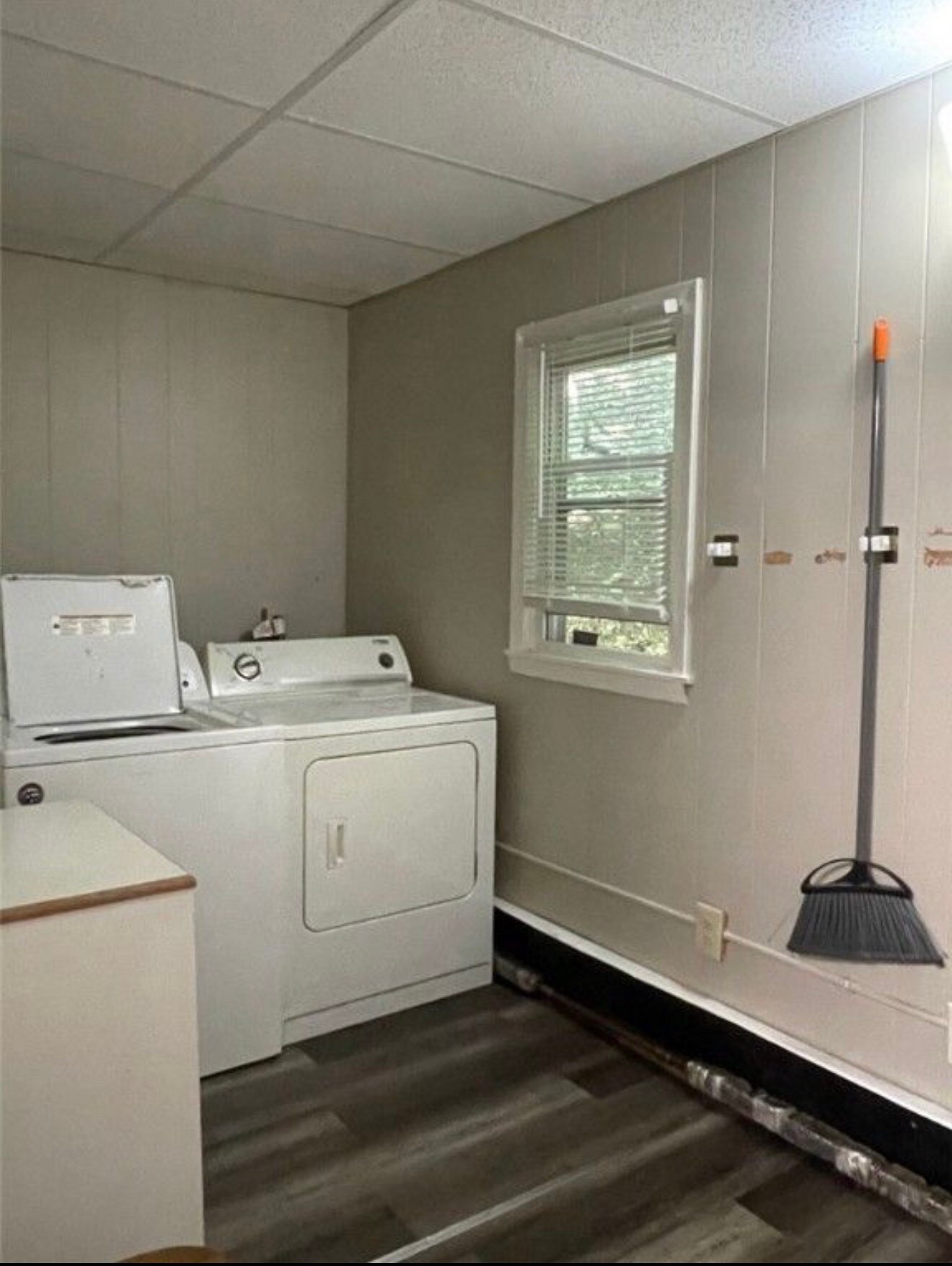 Building Photo - 107 Elm St