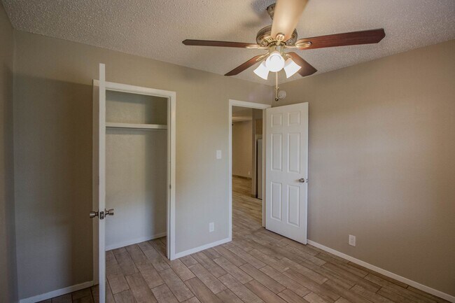 Building Photo - 203 N Scenic Dr