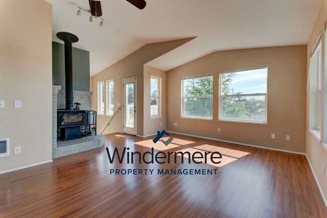 Building Photo - 3 Bedroom 2 Bath + Bonus Room Home with Stunning Water Views in Admirals Cove