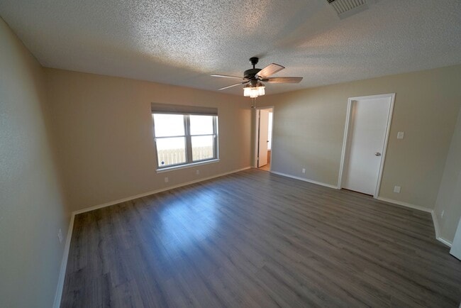 Building Photo - Wonderful Home in the Quiet Kingswood Heights Subdivision - Realtor Commission: $500