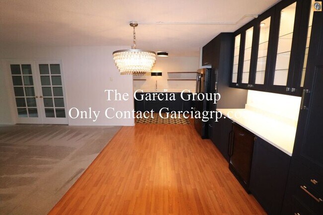 Building Photo - 2393 SW Park Pl