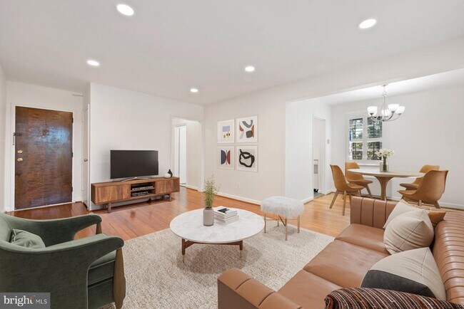 Building Photo - 4822 Chevy Chase Dr