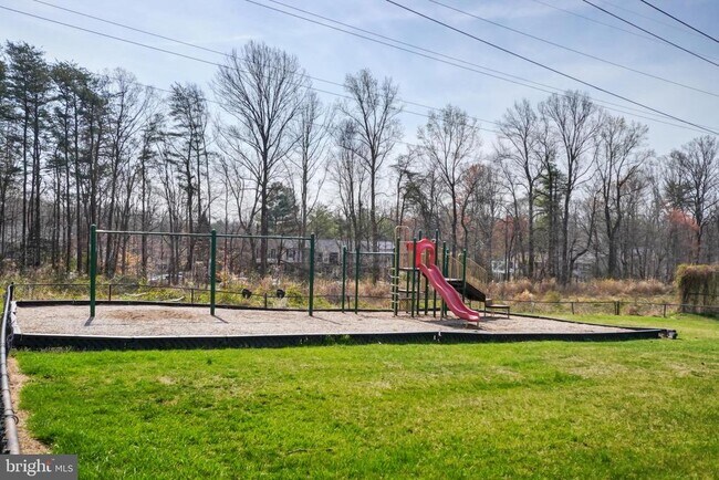 Building Photo - 6389 Fenestra Ct