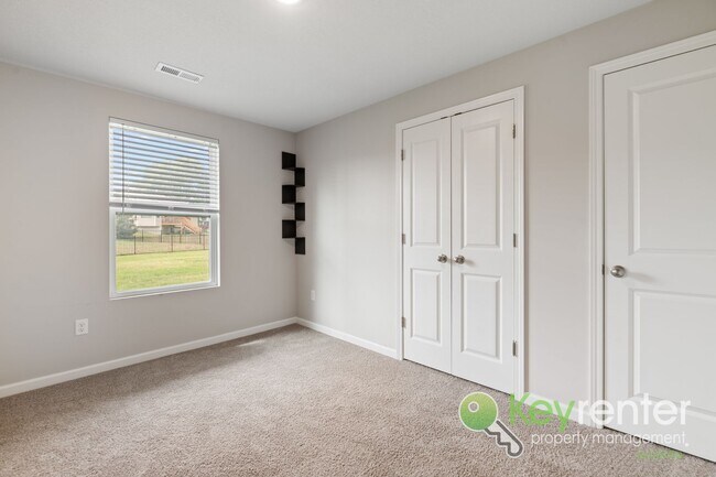 Building Photo - 5 Bedroom 3 Bath Home close to schools and shopping!