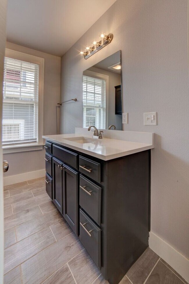 Building Photo - Downtown 3/2.5 Fully Remodeled!