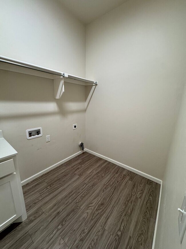 Building Photo - Charming 2 bed/2 bath in gated community The Enclave!