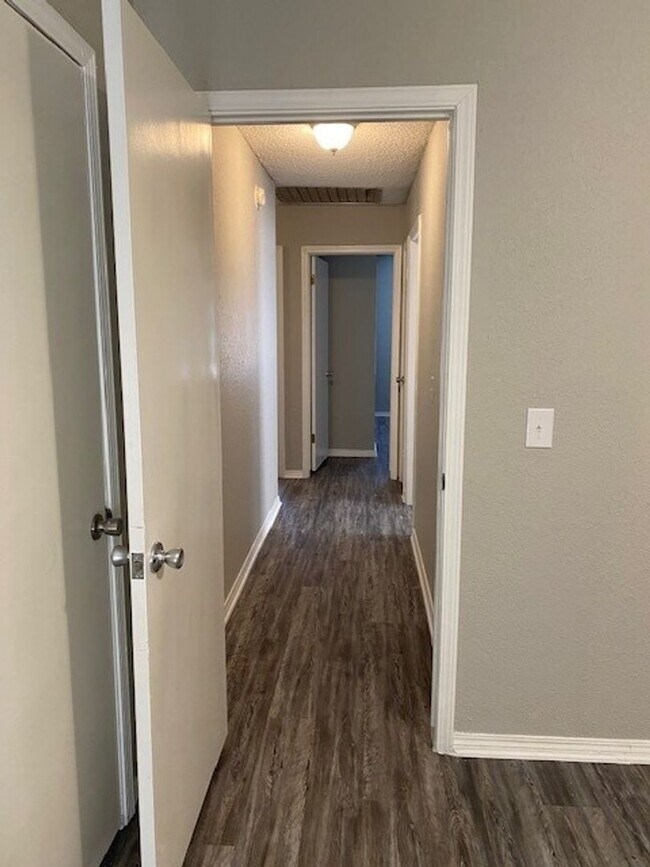 Building Photo - 4 Bed, 2 Bath Corner Lot in Broken Arrow!