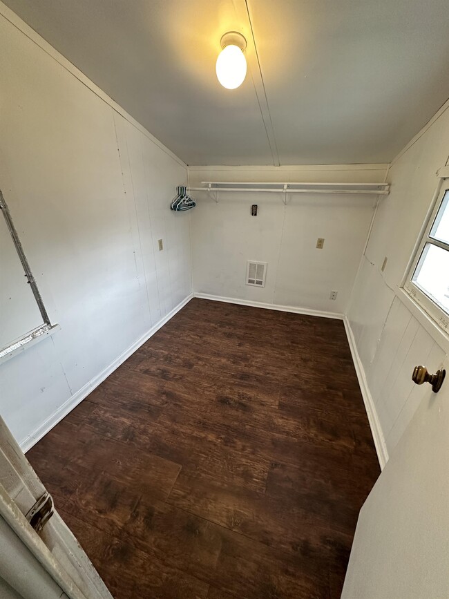 Building Photo - 708 4th Ave S