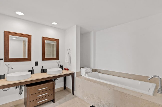 Building Photo - 631 Brickell Ave