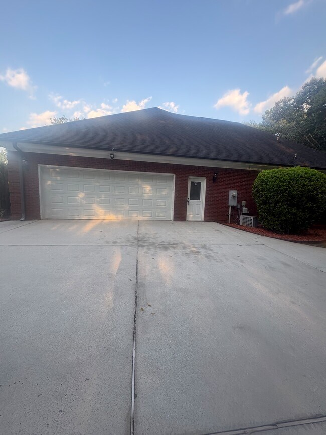 Building Photo - 860 Streamside Dr
