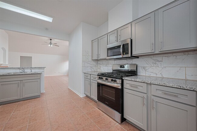 Building Photo - 12230 Hawthorne Hill Cir