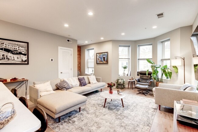 Building Photo - Stunning premium corner Townhome condo in ...