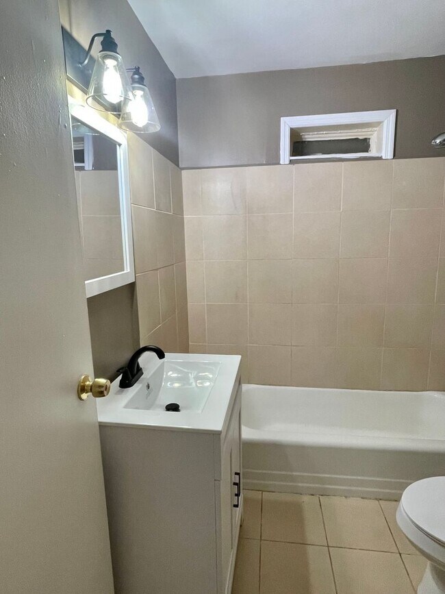 Building Photo - 2 Bed / 2 Bath with office space Home for Rent – Renovated Kitchen & Fenced Backyard