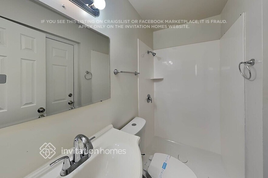 Building Photo - 4422 S Park Dr