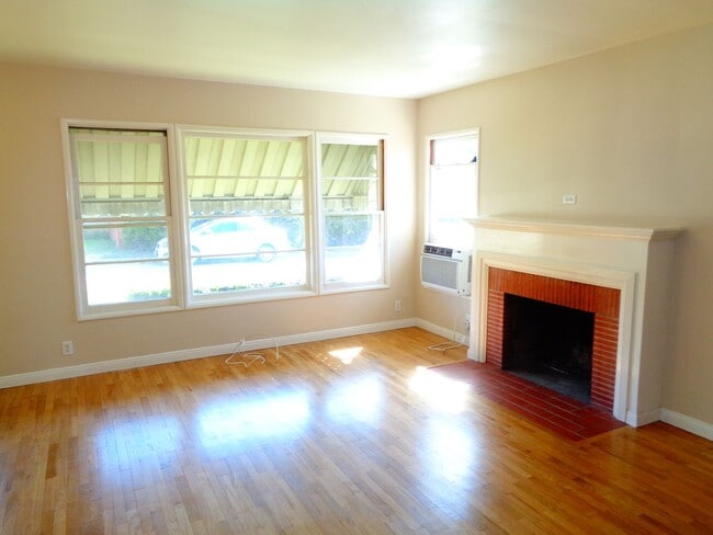 Building Photo - 2 Bedroom 1 Bath Duplex for Rent in Uptown Whittier