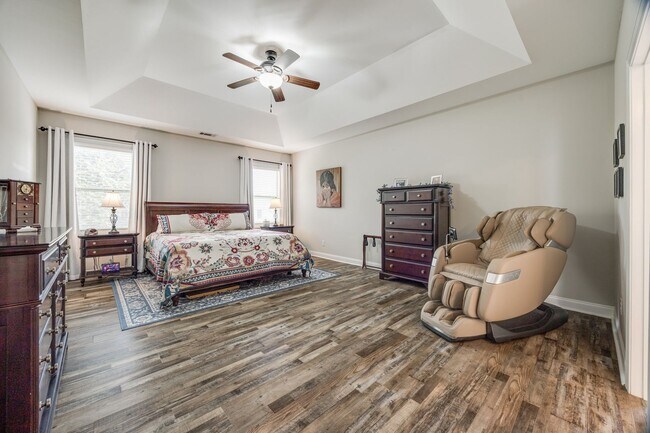 Building Photo - Stunning 4-Bedroom, 3.5-Bath Full Brick Ho...