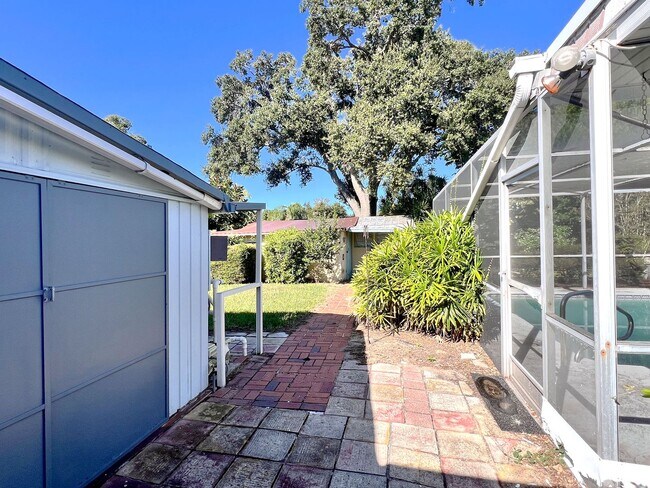 Building Photo - Two-Bedroom Pool Home in Winter Haven Clos...