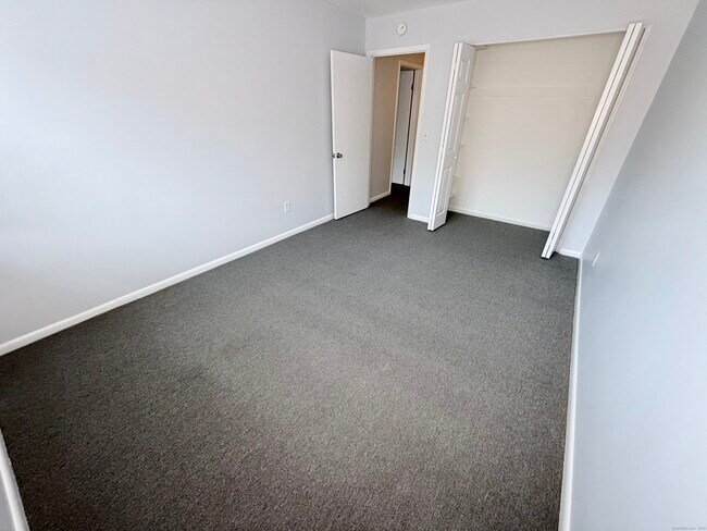 Building Photo - 14 Newtown Rd