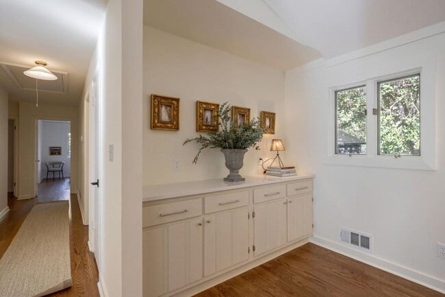 Building Photo - 922 Barton Woods Rd NE