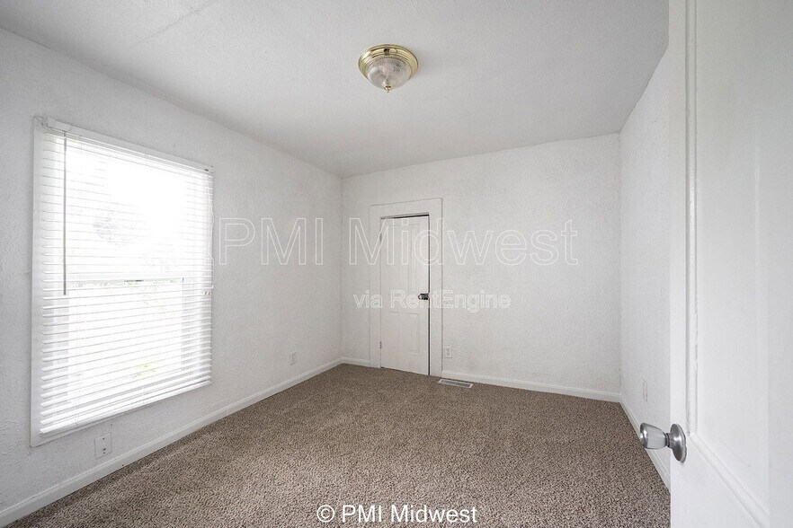 Building Photo - 1433 W 5th St