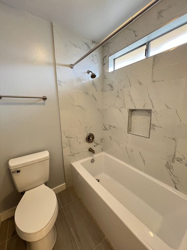 Building Photo - Beautiful 3 Bedroom / 2.5 Bath Town Home i...