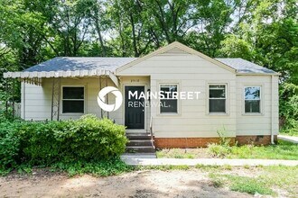 Building Photo - 3 Bedroom Pet-Friendly Home in Charlotte, NC with Main Street Renewal
