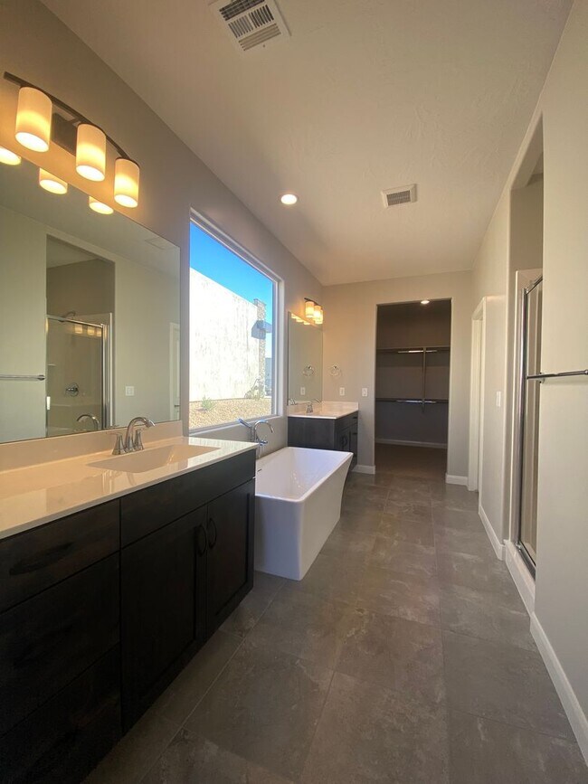 Building Photo - Beautiful home in the Ledges