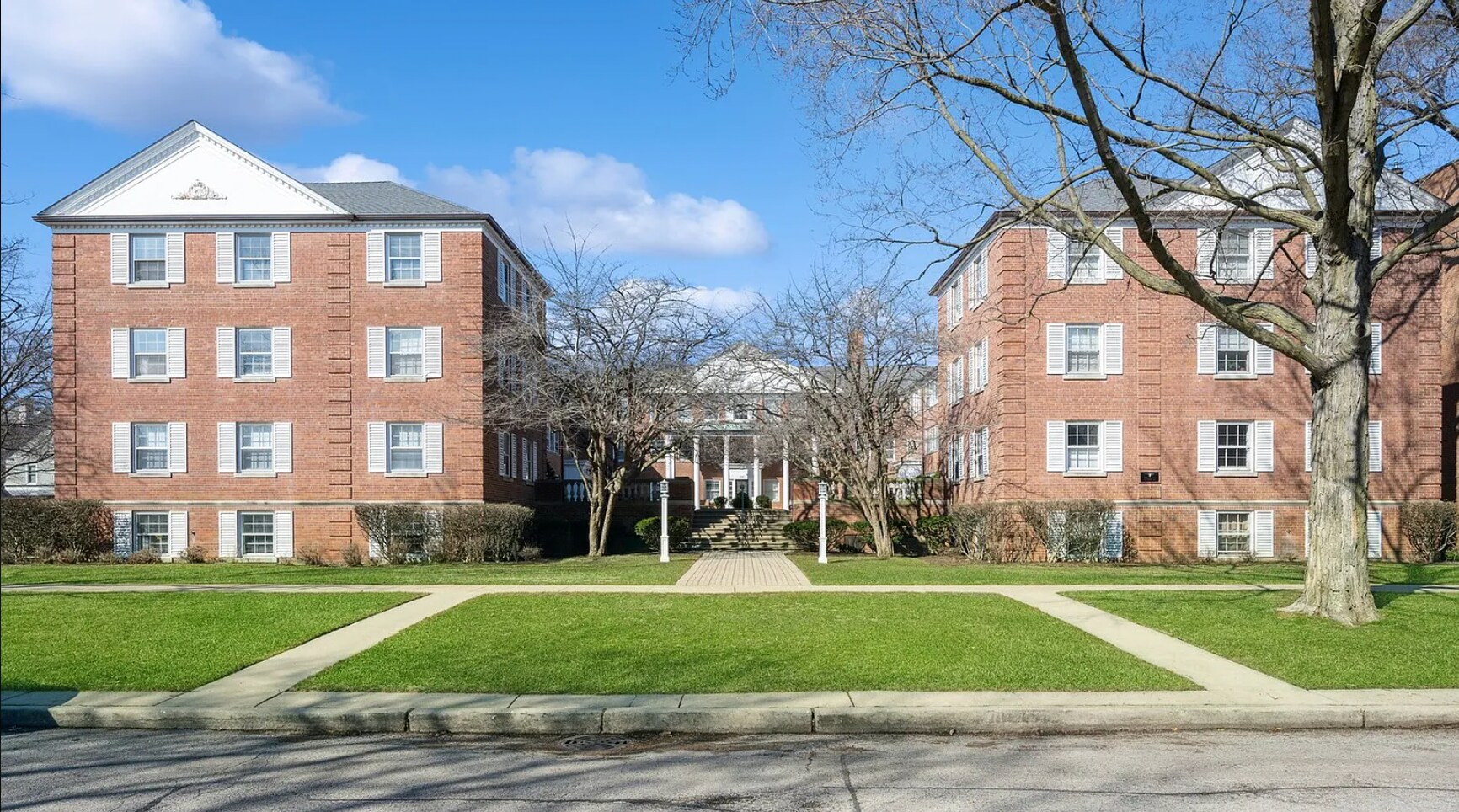 Building Photo - 1400 Hinman Ave