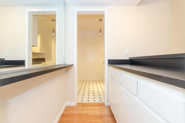 Building Photo - Stunning renovated apartment in the Heart ...